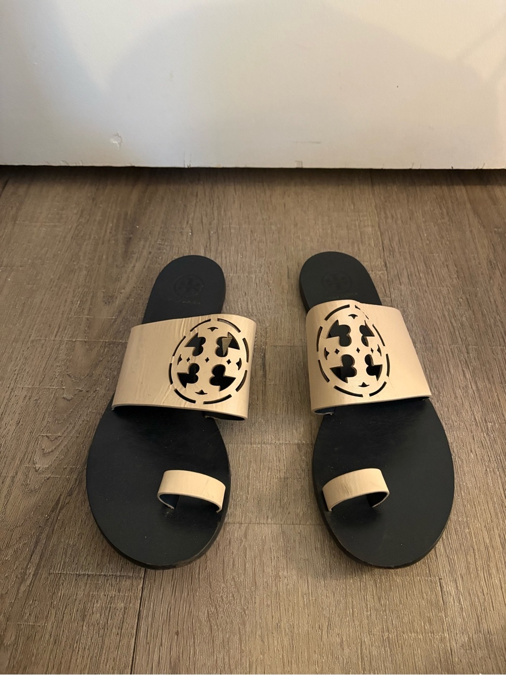 Tory Burch Zoey Toe Ring Slides | Beige Leather | VGUC